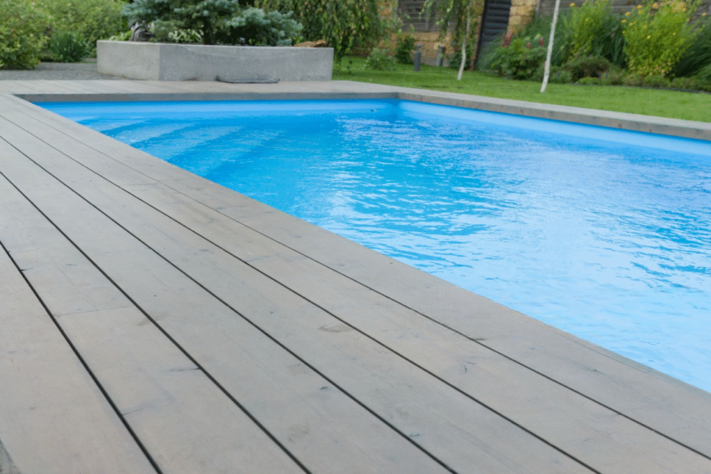 piscine sur terrasse bois